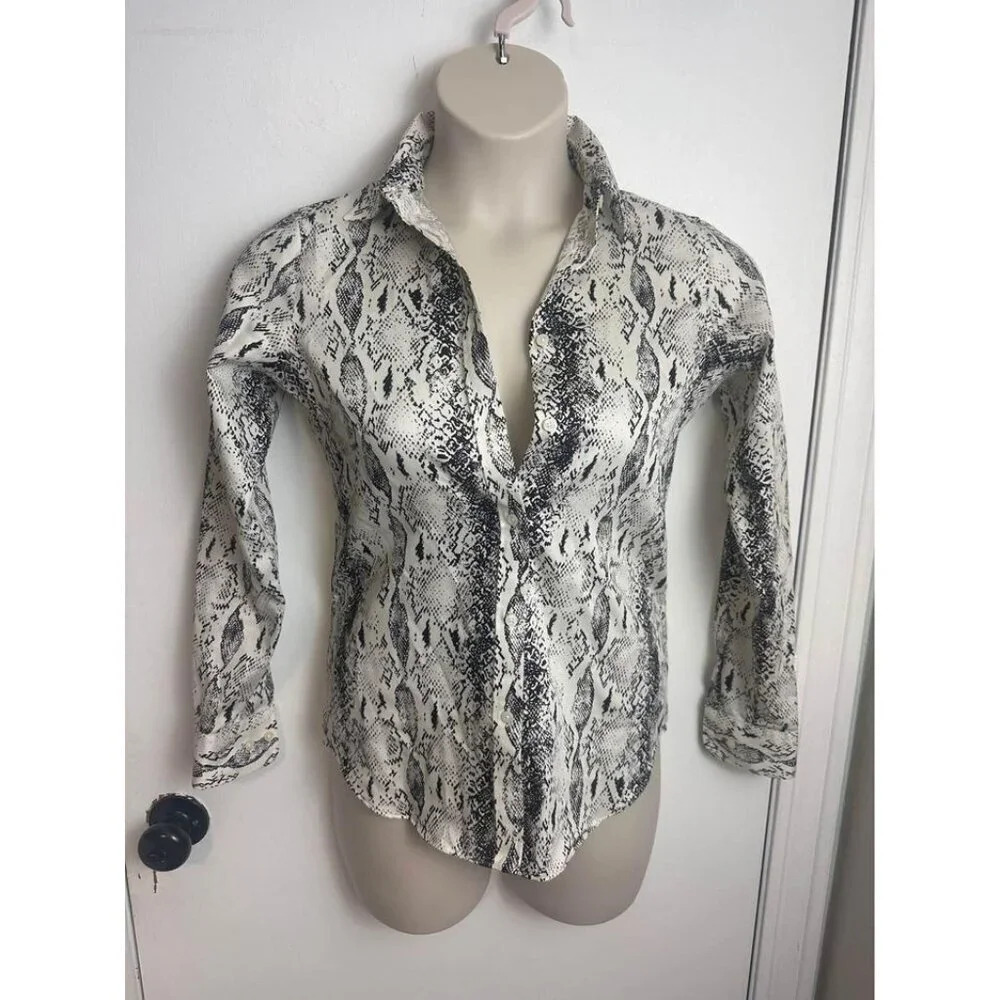 Snake Skin reptile Pattern womens top from Chaps button down XS #0960